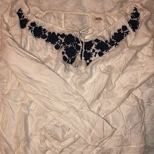 white hollister long sleeve
